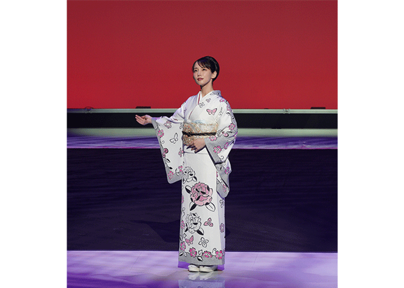 京都発の「ファッションカンタータ from KYOTO」。女優の吉岡里帆、モデルの松村沙友理がかれんな和服姿で登場